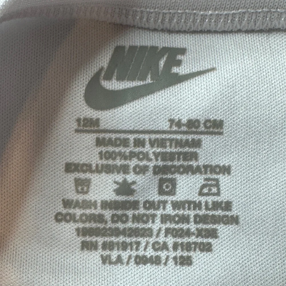 Nike T-Shirt Unisex 12M White Dri-FIT Futura Logo‎ Short Sleeve Athletic Tee